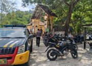 Patroli Cipkon Mobile, Polsek Madapangga Sambangi Pemukiman Warga Hingga Kawasan Wisata     Patroli Cipkon secara rutin dilaksanakan oleh Polsek Madapangga Polres Bima Kabupaten Polda NTB untuk mencegah terjadinya berbagai Guankamtibmas di wilayah hukumnya.   Patroli yang diawaki oleh tiga orang personel dan dikendalikan oleh Kapolseknya Ipda Ahmad Zulfikar SH itu berlangsung pada Minggu 12 Juli 2026.   Kegiatan yang dimulai sejak pukul 13.00. Wita itu menyasar sejumlah titik rawan, Pemukiman Warga hingga lokasi wisata di wilayah hukum Polsek Madapangga.   Patroli itu difokuskan pada pencegahan kasus 3C, balapan liar, tawuran dan aksi premanisme di kawasan wisata salah satunya di tempat pemandian alam terbuka yang berlokasi di Desa Ndano Kecamatan Madapangga Kabupaten Bima.   Dalam pelaksanaannya tim patroli juga menghimbau kepada masyarakat agar waspada akan tindakan kejahatan serta berpartisipasi dalam rangka menjaga keamanan dan ketertiban dilingkungan masing-masing.   Hal tersebut dikemukakan oleh Kapolres Bima AKBP Muhammad Anton Bhayangkara Gaisar S.I.K.M.H.melalui Kasi Humas AKP Adib Widayaka.   Patroli Cipkon dengan metode mobile itu berjalan dengan lancar dan aman situasi Kamtibmas diwilayah hukum Polsek Madapangga secara keseluruhan dilaporkan dalam keadaan Kondusif.