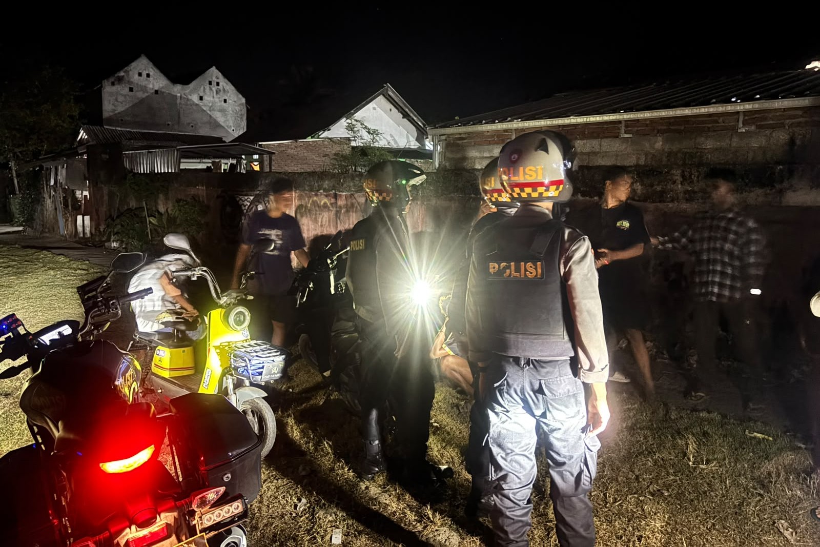 Berikan Rasa Aman, Polres Lombok Barat Gelar Patroli Malam Dialogis di Wilayah Lembar