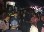 Humanis dan Persuasif, Polres Dompu Selesaikan Aksi Protes Warga Melalui Dialog  Dompu, 14 Juli 2026 – Polres Dompu melalui Polsek Woja bergerak cepat merespons aksi protes yang dilakukan oleh sejumlah masyarakat di Lingkungan Dore, tepatnya di depan Apotek Ilham dan Cabang PDAM Kelurahan Simpasai, Kecamatan Woja, Kabupaten Dompu, pada Sabtu (11/7/2026) malam.  Aksi tersebut dilakukan oleh keluarga korban bersama warga yang menuntut percepatan penanganan dua perkara yang telah dilaporkan ke Polres Dompu, yakni dugaan pelemparan terhadap Muh. Julfikar alias Memet serta dugaan penganiayaan terhadap Imam Hambali alias Jery.  Menindaklanjuti aksi tersebut, Kapolsek Woja IPTU M. Norkurniawan, S.H., bersama personel segera mendatangi lokasi untuk melakukan dialog dan negosiasi dengan perwakilan keluarga korban. Dalam kesempatan itu dijelaskan bahwa kedua perkara masih dalam proses penyelidikan dan penyidikan oleh Satreskrim Polres Dompu sesuai prosedur hukum yang berlaku. Pihak keluarga juga diimbau agar memberikan kesempatan kepada penyidik untuk mengumpulkan alat bukti, memeriksa saksi, serta mengungkap fakta-fakta yang berkaitan dengan perkara tersebut.  Selanjutnya, Kabag Ops Polres Dompu AKP Sudirman, S.H., M.M., bersama penyidik Satreskrim Polres Dompu didampingi Kapolsek Woja menemui keluarga kedua korban secara bergantian untuk memberikan penjelasan mengenai perkembangan penanganan perkara. Polisi juga meminta dukungan masyarakat apabila memiliki informasi atau saksi yang dapat membantu proses penyelidikan, termasuk upaya pemeriksaan rekaman CCTV di sekitar lokasi kejadian.  Setelah menerima penjelasan tersebut, keluarga korban bersama masyarakat memahami proses hukum yang sedang berjalan dan memberikan waktu kepada penyidik untuk bekerja secara profesional. Blokade jalan kemudian dibuka kembali sehingga arus lalu lintas kembali normal, aman, dan lancar.  Kapolres Dompu AKBP Sodikin Fahrojin Nur, S.I.K., melalui Kasi Humas Polres Dompu IPTU I Nyoman Suardika, menyampaikan bahwa Polres Dompu memahami harapan keluarga korban agar perkara dapat segera terungkap. Namun demikian, setiap penanganan perkara pidana harus dilaksanakan secara profesional, objektif, dan berdasarkan alat bukti yang sah sesuai ketentuan hukum.  “Kami mengapresiasi sikap masyarakat yang tetap mengedepankan komunikasi dan menerima penjelasan yang telah disampaikan. Polres Dompu berkomitmen menangani setiap laporan secara serius, profesional, transparan, dan sesuai prosedur hukum yang berlaku. Kami juga mengajak masyarakat untuk bersama-sama menjaga situasi kamtibmas agar tetap aman dan kondusif serta memberikan informasi yang dapat membantu proses penyelidikan,” ujar IPTU Nyoman.  Polres Dompu menegaskan akan terus mengoptimalkan proses penyelidikan terhadap kedua perkara tersebut hingga memperoleh bukti yang cukup untuk mengungkap pelaku sesuai ketentuan hukum yang berlaku, sekaligus memastikan keamanan dan ketertiban masyarakat tetap terjaga di wilayah Kabupaten Dompu.  Demikian Rilisan Resmi Humas Polres Dompu