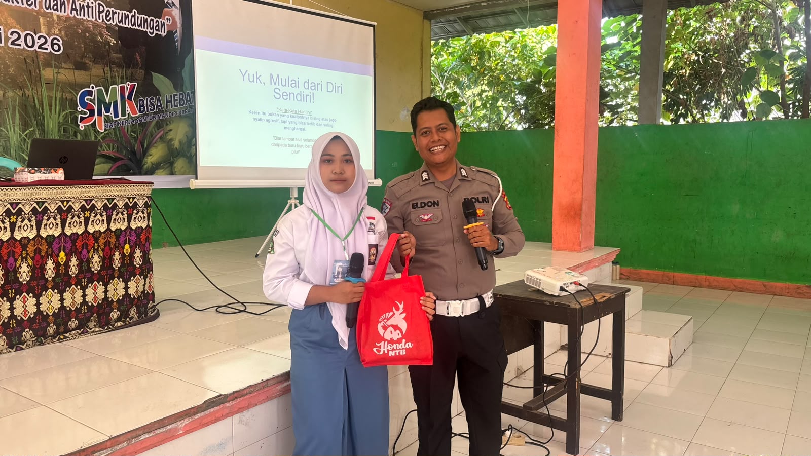 Gandeng AHM NTB, Satlantas Polres Lombok Barat Berikan Simulasi Pertolongan Pertama Korban Laka Lantas bagi Pelajar