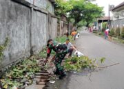 Aksi Babinsa Cakranegara Bersihkan Lingkungan Demi Masyarakat Sehat