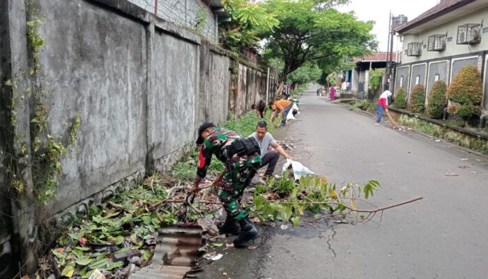 Aksi Babinsa Cakranegara Bersihkan Lingkungan Demi Masyarakat Sehat