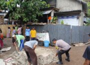 Bhabinkamtibmas Desa Ntori Gotong Royong Bersama Warga, Sampaikan Pesan Kamtibmas