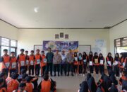 Tutup MPLS SMAN 1 Lunyuk, Kapolsek Lunyuk Berikan Edukasi Hukum Sekaligus Santuni Siswa Yatim