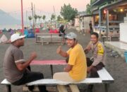 Bhabinkamtibmas Polres Bima Kota Sambangi Pelaku Usaha dan Pengunjung Pantai Sangiang, Sampaikan Pesan Kamtibmas