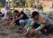 Dukung Ketahanan Pangan Nasional, Bhabinkamtibmas Desa Goa Bersama Pemdes Tanam Bibit Cabai, Tomat dan Terong