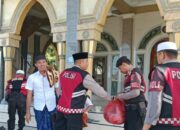 Sat Samapta Polres Lombok Barat Gelar Jumat Berkah dan Bagikan Makanan untuk Jemaah di Labuapi