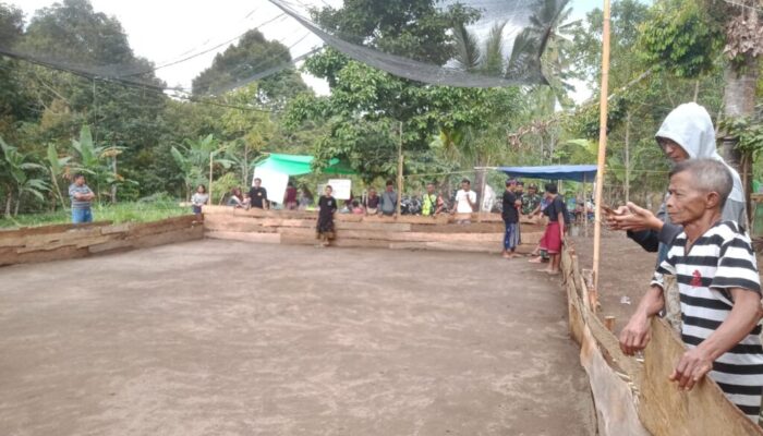 Lomba Gasing Meriah, Babinsa Selelos Pastikan Kegiatan Aman