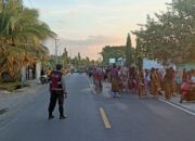 Polsek Bayan Amankan dan Atur Lalin Iring-iringan Nyongkolan di Desa Anyar