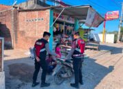 Anggota Sat Samapta Polres Sumbawa Bantu Warga yang Kendaraannya Mogok di Jalan Lintas Sumbawa-Bima