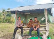 Dukung Ketahanan Pangan, Bhabinkamtibmas Desa Mumbu Dampingi Petani Siapkan Lahan Bawang Merah