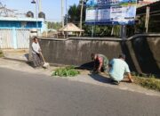 Sinergi Babinsa dan Warga Jaga Kebersihan Kantor Desa Dopang