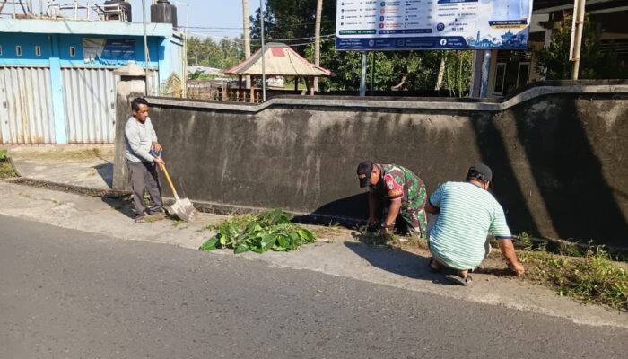 Sinergi Babinsa dan Warga Jaga Kebersihan Kantor Desa Dopang
