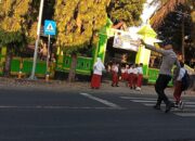 Personel Piket Jaga Polsek Suela Lakukan Pengaturan Lalulintas di SDN 01 Suela