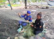 Sat Polairud Polres Lombok Utara Gelar Aksi “Polisi Penolong” Bersihkan Sampah di Pantai Pandanan