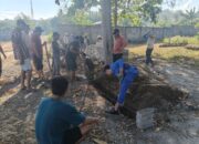 Ditpolairud Polda NTB Bersama TNI dan Masyarakat Gotong Royong Bangun Pagar TPU Desa Calabai