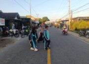 Hadir Berikan Rasa Aman dan Lancarkan Arus Lalu Lintas, Polsek Buer Gelar Strong Point di Depan SDN Perenang