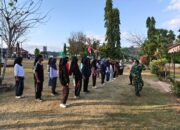 Jelang HUT RI ke-81, Bhabinkamtibmas Desa Ai Mual Latih Paskibraka di Lapangan Kantor Kecamatan Lantung