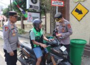 Polres Bima Kota Bagikan Ratusan Bendera, Ajak Masyarakat Kobarkan Semangat Kemerdekaan