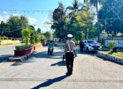 Polres Bima Kota Hentikan Sementara Arus Lalu Lintas dan Nyalakan Sirine Saat Pengibaran Bendera Merah Putih