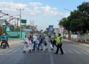 Sat Lantas Polres Bima Kota Hadir di Pagi Hari, Bantu Pelajar Menyeberang dengan Aman