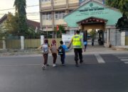 Bhabinkamtibmas Apitaik Gelar Strong Point Pagi, Bantu Siswa Menyeberang dan Imbau Pengendara Utamakan Keselamatan