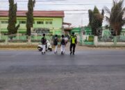 Bhabinkamtibmas Pringgabaya Gelar Strong Point Pagi, Bantu Siswa Menyeberang Jalan