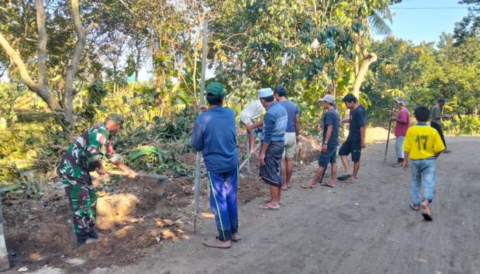 Babinsa dan Warga Kompak Buka Akses Pelebaran Jalan