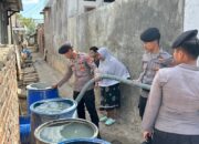 Peduli Kebutuhan Warga, Sat Samapta Polres Bima Kota Salurkan Air Bersih di Kelurahan Dara