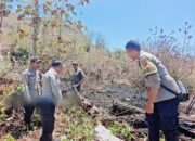 Sigap Tangani Karhutla di Labuhan Alas, Personel Polsek Alas Bersama Damkar dan Warga Padamkan Lahan Kosong