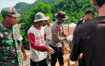 Hadir Ditengah Masyarakat, Bhabinkamtibmas Polsek Monta Gotong Royong Bersama Warga Binaan