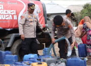 Polres Sumbawa Barat Salurkan Air Bersih untuk Warga Dusun Sagena, Kapolres Ajak Masyarakat Hemat Air dan Cegah Karhutla