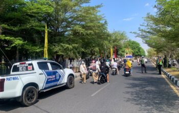 Cegah Kemacetan Jam Pulang Sekolah, Sat Lantas Polres Sumbawa Patroli Rutin dan Gatur Lalin di SMAN 2