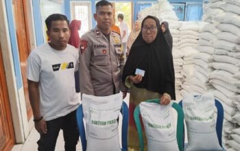 Bhabinkamtibmas Polres Bima Kota Awasi Pembagian Beras Bantuan Badan Pangan Nasional