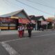 Bantu Anak Sekolah Menyeberang, Polsek Buer Gelar Pengaturan Lalu Lintas Pagi di Jalan Lintas Sumbawa-Tano
