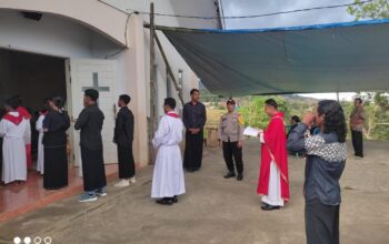 Pastikan Umat Kristiani Beribadah Dengan Nyaman, Bhabinkamtibmas Polsek Donggo Laksanakan Pengamanan di Gereja Santo Paulus