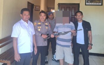 Tokoh Pemuda Desa Rompo Serahkan Senjata Laras Panjang Secara Sukarela ke Polsek Langgudu