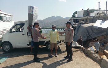 Patroli Rutin di Pelabuhan Bima, Polsek Kawasan Sampaikan Imbauan Kamtibmas kepada Buruh dan Masyarakat