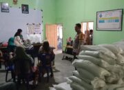 Bhabinkamtibmas Desa Dasan Borok Monitor Penyaluran Bantuan Pangan Beras kepada 423 KPM