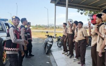 Patroli di Desa Kuang, Polisi Sapa Pelajar dan Ingatkan Langsung Pulang Usai Sekolah